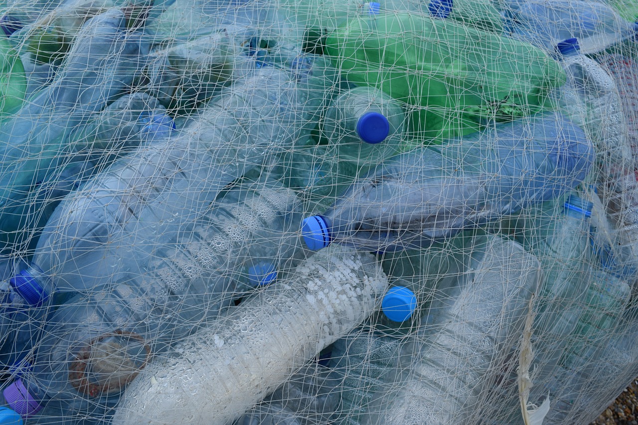 Direttiva su riduzione plastica monouso e misure per il riciclo della plastica