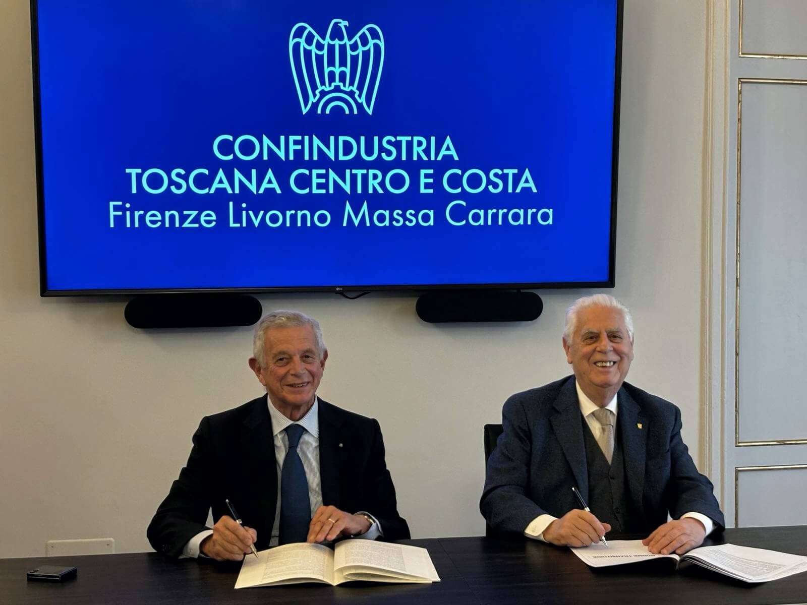 Firma dell'atto costitutivo di Confindustria Toscana Centro e Costa.